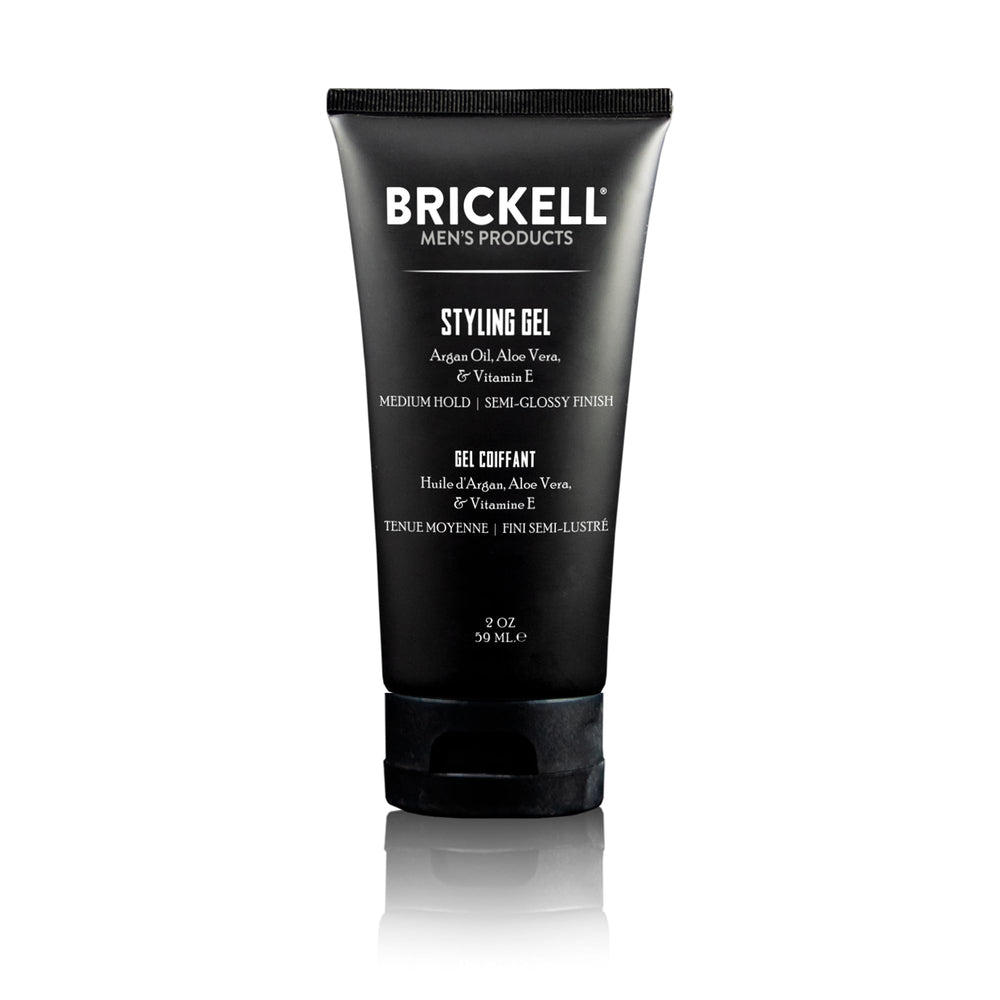 Gel-cheveux Brickell Men dans une bouteille de 2 onces, tenue moyenne et brillance naturelle.