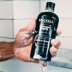 Brickell Men - mousse nettoyante qui respecte l'hydratation des cheveux.