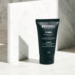 Texture semi-brillante du gel Brickell Men pour un look soigné.