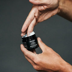 Texture douce de la crème anti-âge Brickell, absorption rapide sans fini gras