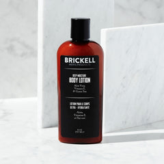 Brickell: application sur les mains, texture légère et absorption rapide.