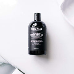 Utilisation visage, cheveux et corps avec Brickell Rapid Wash en une seule étape.