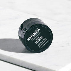 Routine anti-âge homme de Brickell, simplicité et efficacité.