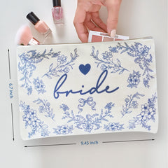 Bride Squad sur motif bleu porcelaine, style raffiné pour le mariage