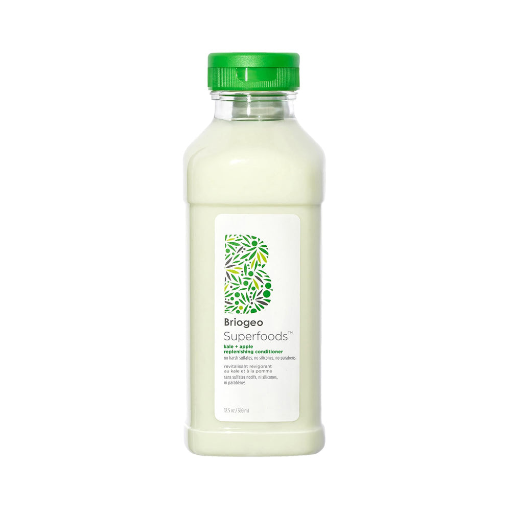 Acondicionador Briogeo Superfoods Kale y Apple en botella, hidrata cabello y aporta brillo diario.
