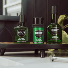 BRUT Déodorant Stick Original – emballage compact idéal pour le voyage.