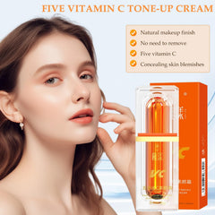 Texture légère de la Crème tonifiante cinq vitamines prête pour application.
