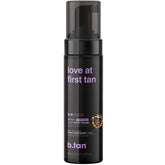 B.TAN Violet Base Mousse visage et corps, texture légère pour une application fluide.