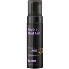 B.TAN Violet Base Mousse visage et corps, texture légère pour une application fluide.
