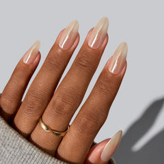 Colle à ongles incluse pour fixation simple et rapide.