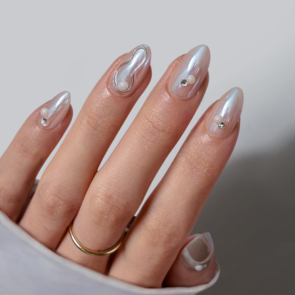 BTArtbox Press On Nails Short avec perles chrome sur amande pour un look élégant et durable.