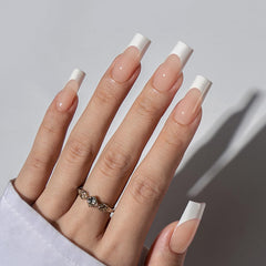 BTArtboxnails teinte nude et bout carré long pour une finition discrète.