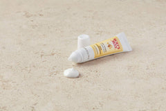 Application sous les yeux Burt's Bees dans un tube pratique.