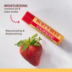 Tube Burt's Bees fraise facile à glisser dans la poche pour soin rapide