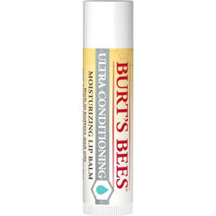 Application douce Burts Bees sur les lèvres, résultat confortable et rapide.