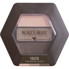 Échantillon rapproché des teintes nude Burt's Bees pour un look naturel et équilibré.