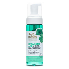 By Nature Mousse Nettoyante acide hyaluronique et Cica – bouteille prête à hydrater.