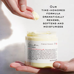 Geste d’application sur les mains avec la crème citron C.O. Bigelow.