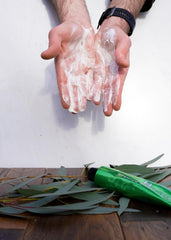 Ingrédients naturels coco et eucalyptus pour hydratation apaisante.