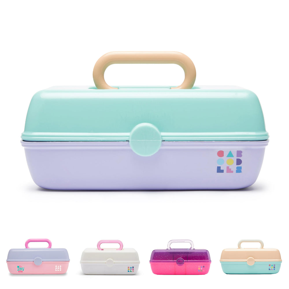 Caboodles Pretty in Petite étui maquillage vert d'eau et lavande, rangement compact et élégant.