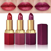 CAKAILA échantillon rouge métallique sur peau pour un éclat durable.