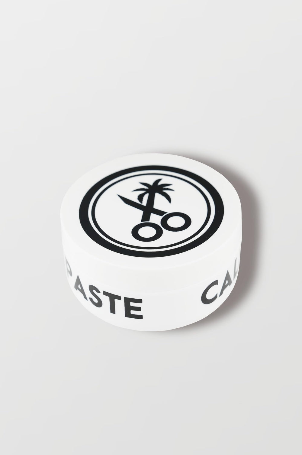 California Born Styling Paste – bouteille pratique, texture flexible pour tous types de cheveux.
