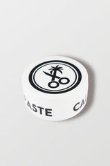 California Born Styling Paste – bouteille pratique, texture flexible pour tous types de cheveux.