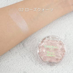 CANMAKE Munyutto Highlighter au-dessus de la lèvre supérieure pour illuminer le sourire.