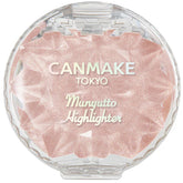 CANMAKE Munyutto Highlighter sur le visage pour un éclat rosé naturel.