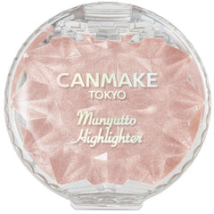 CANMAKE Munyutto Highlighter sur le visage pour un éclat rosé naturel.