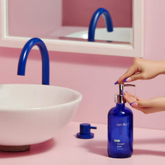 Capri Blue: Bouteille rechargeable bleu profond, réduction des déchets et style chic.