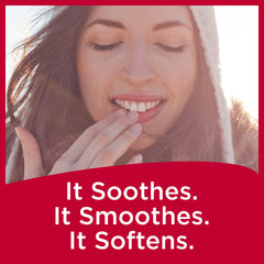 Baume Carmex fraise SPF15 en tube utilisé sous la douche ou près de l’eau.