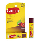Carmex Click-Stick Cerise montre l’embout, soin longue durée pour les lèvres.