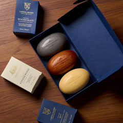 Caswell-Massey savon Centuries Santal, parfum chaleureux pour rituel bain.
