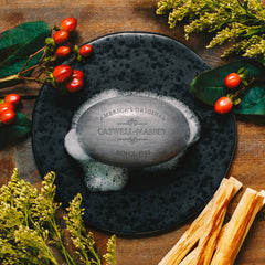 Application mains: savon bois de santal Caswell-Massey pour douceur rapide.