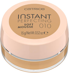 Catrice Mousse Instant Perfecting – Texture soyeuse qui lisse la peau et floute les pores.