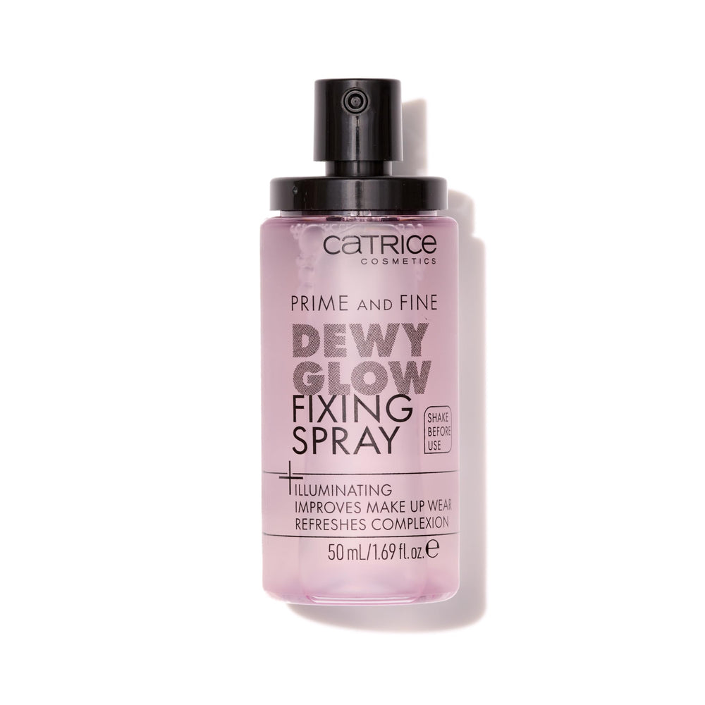Catrice Prime & Fine Dewy Glow Spray : bouteille prête à l’emploi pour un éclat lumineux.