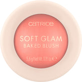 Catrice Soft Glam Baked Blush teinte Cheeky Coral pour un éclat rosé naturel
