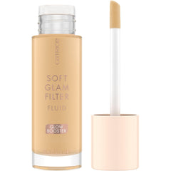 Flacon lumineux de Catrice Soft Glam Filter Fluid prêt à illuminer le teint.
