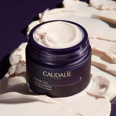 Texture riche de la crème Premier Cru offrant un confort visible.