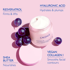 Application matinale sur visage et cou pour une routine hydratante.