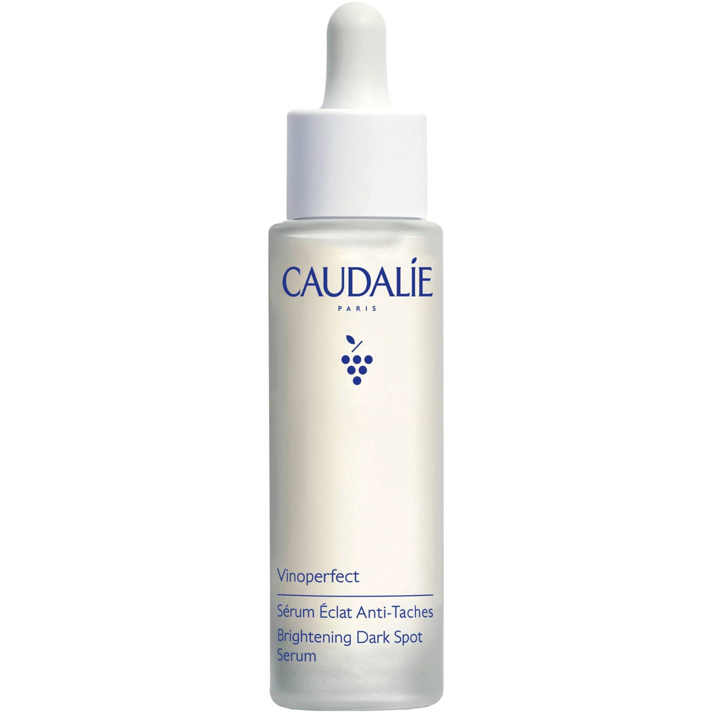 Caudalie Vinoperfect Serum sur le visage, flacon lumineux et peau unifiée.