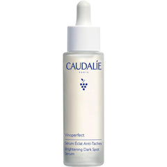 Caudalie Vinoperfect Serum sur le visage, flacon lumineux et peau unifiée.
