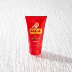 Application du Gel Pré-Rasage Cella Milano sur le visage avec massage.