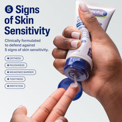 Application sur les mains sèches avec la Pommade Cetaphil pour hydratation durable.
