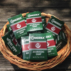 Chandrika savon ayurvédique – barre-usage-mains : savon doux pour les mains au quotidien.