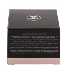 CHANEL Le Lift Crème Yeux – finition lumineuse après application pour un regard éveillé.