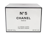 Crème Corps Chanel N°5 emballage élégant pour un rituel soin sensuel.