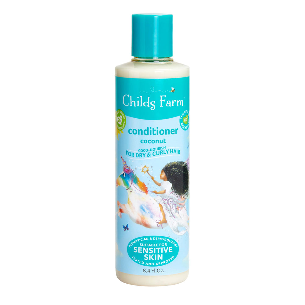 Childs Farm présente sa bouteille d'apres-shampooing coco-nourish pour les cheveux bouclés des enfants.