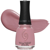 China Glaze Kill the Lights – la bouteille révèle la teinte nude rose et son éclat.